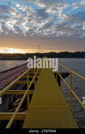 Die lange gerade gelb lackierte Passage neben dem Betonkai bei Belem in Nordbrasilien ist bei Sunrise nicht mehr befahrbar. Stockfoto