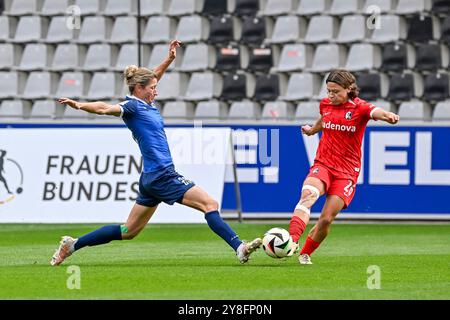 Freiburg, Deutschland. Oktober 2024. Bianca Schmidt (1. FFC Turbine Potsdam, #20) graescht/grätscht bei Alicia Gudorf (SC Freiburg Frauen, #26) um den Ball GER, SC Freiburg - 1. FFC Turbine Potsdam, Frauen-Fussball, Google Pixel Frauen-Bundesliga, 5. Spieltag, Saison 2024/2025, 05.10.2024 DFB-VORSCHRIFTEN VERBIETEN JEDE VERWENDUNG VON FOTOGRAFIEN ALS BILDSEQUENZEN UND/ODER QUASI-VIDEO Foto: Eibner-Pressefoto/Thomas Hess Credit: dpa/Alamy Live News Stockfoto