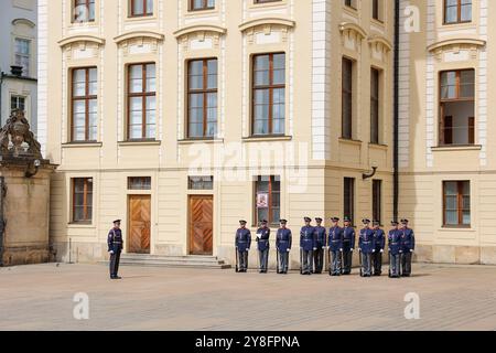 Prag, Tschechische Republik; 04 23 2024: Wachwechsel, Prager Burg. Stockfoto