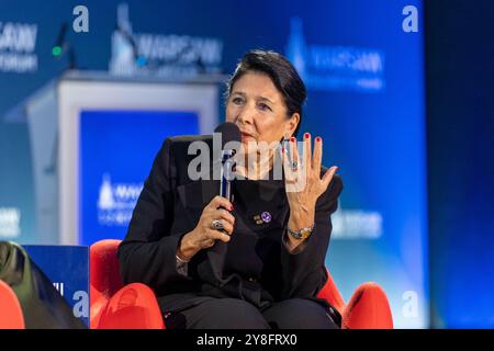 Warschau, Polen. Oktober 2024. Georgiens Präsident Salome Zourabichvili spricht während des Warschauer Sicherheitsforums 2024 in Warschau. Polens stellvertretender Premierminister und Verteidigungsminister Wladyslaw Kosiniak-Kamysz spricht während des Warschauer Sicherheitsforums 2024 in Warschau. Das Warschauer Sicherheitsforum 2024 mit dem Titel "Sicherheit gewährleisten, Herausforderungen bewältigen " feiert den 25. Jahrestag des Beitritts Polens zur NATO. Quelle: SOPA Images Limited/Alamy Live News Stockfoto