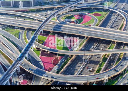 Dubai Kreuzung der Sheikh Zayed Road Highway Kreuzung Verkehr in der Nähe von Burj Khalifa mit U-Bahn Stockfoto