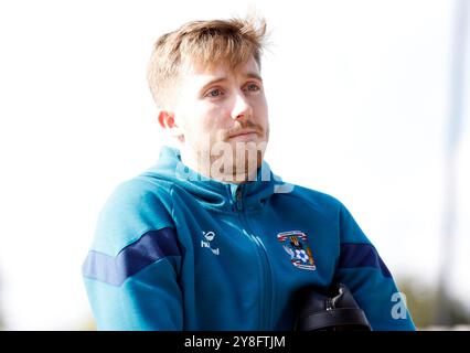 Josh Eccles aus Coventry City vor dem Sky Bet Championship-Spiel in der Coventry Building Society Arena in Coventry. Bilddatum: Samstag, 5. Oktober 2024. Stockfoto