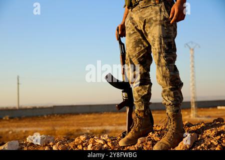 Aleppo, Syrien. November 2021. Mitglieder der Freien syrischen Armee kämpfen an der Front gegen kurdische Milizen an den Grenzen der Stadt Mare’ im Gouvernement Aleppo im Nordwesten Syriens Stockfoto