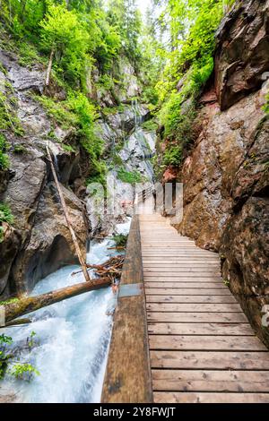 Wimbachklamm Wimbachschlucht im Portraitformat der Bayerischen Alpen in Ramsau Bayern bei Berchtesgaden Stockfoto