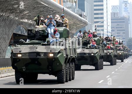 Jakarta, Indonesien. Oktober 2024. Nach der Militärparade zum 79. Jahrestag der TNI in Jakarta, Indonesien, am 5. Oktober 2024 fahren die Menschen mit Militärfahrzeugen mit Soldaten der indonesischen Nationalarmee (TNI) auf der Straße. Quelle: Agung Kuncahya B./Xinhua/Alamy Live News Stockfoto