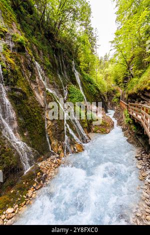 Wimbachklamm Wimbachschlucht im Portraitformat der Bayerischen Alpen in Ramsau Bayern bei Berchtesgaden Stockfoto