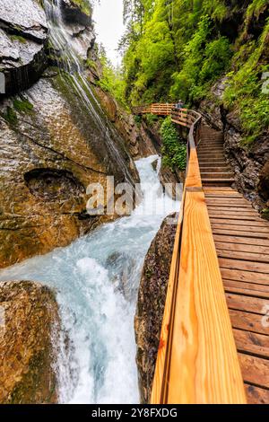 Wimbachklamm Wimbachschlucht im Portraitformat der Bayerischen Alpen in Bayern Ramsau bei Berchtesgaden Stockfoto