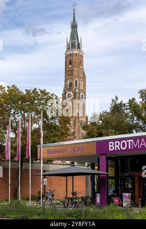 St. Die Martin-Kirche in Landshut an einem hellen Herbsttag Stockfoto