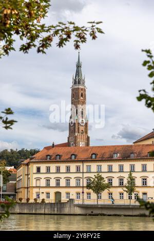 St. Die Martin-Kirche in Landshut an einem hellen Herbsttag Stockfoto