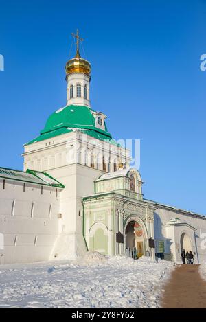 SERGIEV POSAD, RUSSLAND - 5. JANUAR 2024: Heilige (rote) Tore. Heilige Dreifaltigkeit, St. Sergius Lavra. Sergiev Posad. Region Moskau, Russland Stockfoto