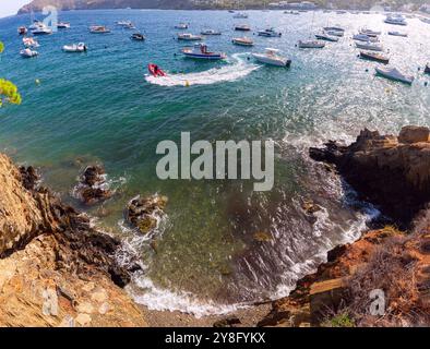 Blick auf die Fischerboote in der Bucht von Cadaques an einem sonnigen Tag, Spanien, Katalonien Stockfoto