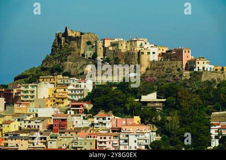 Das mittelalterliche Dorf Castelsardo mit Blick auf das spektakuläre sardische Meer. Sardinien, Provinz Sassari. Italien Stockfoto