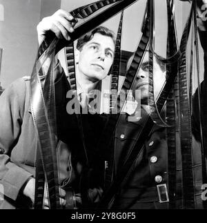 Captain ROY BOULTING von der Army Film Unit und Lieutenant Colonel FRANK CAPRA U.S. Army Signal Corps sprachen Anfang 1944 in England über die Redaktion des Dokumentarfilms TUNESIENS VICTORY Directors JOHN BOULTING ROY BOULTING und FRANK CAPRA (veröffentlicht im März 1944), dem ersten offiziellen Filmalbum der ersten gemeinsamen anglo-amerikanischen Kampagne im Zweiten Weltkrieg Stockfoto