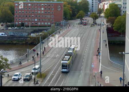 Die sanierungsbedürftigen Wilhelm-Kaisen-Brücke in Bremen, aufgenommen vom Parkhaus Balgebrückstraße bei einer Stadtführung des Vereins StattReisen Bremen Motto: Über den Dächern von Bremen. Das Bauwerk, das bei seiner Einweihung 1960 noch große Weserbrücke genannt wurde, führt über die Weser und verbindet die Innenstadt mit der Bremer Neustadt. Wegen des Sanierungsbedarfs ist sie nur eingeschränkt benutzbar: Lastwagen dürfen sie nur bis zu einem zulässigen Gesamtgewicht von 16 Tonnen befahren, außerdem gilt für sie ein Überholverbot, und Straßenbahnen der Bremer Straßenbahn AG BSAG dürfen die Stockfoto