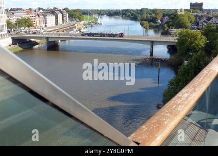 Die sanierungsbedürftige Wilhelm-Kaisen-Brücke in Bremen, aufgenommen vom sogenannten Beluga-Gebäude bei einer Stadtführung des Vereins StattReisen Bremen Motto: Über den Dächern von Bremen. Das Brückenbauwerk, das bei seiner Einweihung 1960 noch große Weserbrücke genannt war, führt über die Weser und verbindet die Innenstadt links mit der Bremer Neustadt. Wegen des Sanierungsbedarfs ist sie nur eingeschränkt benutzbar: Lastwagen dürfen sie nur bis zu einem zulässigen Gesamtgewicht von 16 Tonnen befahren, außerdem gilt für sie ein Überholverbot, und Straßenbahnen der Bremer Straßenbahn AG BS Stockfoto