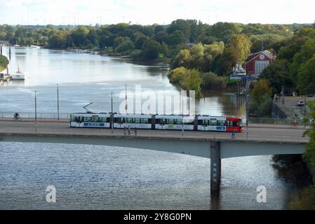 Die sanierungsbedürftige Wilhelm-Kaisen-Brücke in Bremen, aufgenommen vom sogenannten Beluga-Gebäude bei einer Stadtführung des Vereins StattReisen Bremen Motto: Über den Dächern von Bremen. Das Brückenbauwerk, das bei seiner Einweihung 1960 noch große Weserbrücke genannt war, führt über die Weser und verbindet die Innenstadt links mit der Bremer Neustadt. Wegen des Sanierungsbedarfs ist sie nur eingeschränkt benutzbar: Lastwagen dürfen sie nur bis zu einem zulässigen Gesamtgewicht von 16 Tonnen befahren, außerdem gilt für sie ein Überholverbot, und Straßenbahnen der Bremer Straßenbahn AG BS Stockfoto