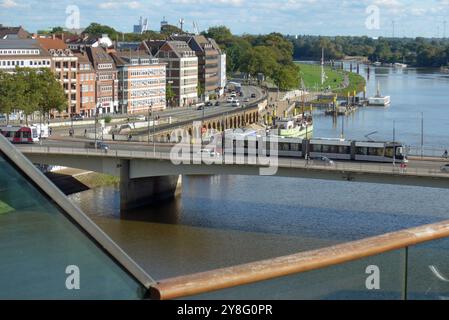 Die sanierungsbedürftige Wilhelm-Kaisen-Brücke in Bremen, aufgenommen vom sogenannten Beluga-Gebäude bei einer Stadtführung des Vereins StattReisen Bremen Motto: Über den Dächern von Bremen. Das Brückenbauwerk, das bei seiner Einweihung 1960 noch große Weserbrücke genannt war, führt über die Weser und verbindet die Innenstadt links mit der Bremer Neustadt. Wegen des Sanierungsbedarfs ist sie nur eingeschränkt benutzbar: Lastwagen dürfen sie nur bis zu einem zulässigen Gesamtgewicht von 16 Tonnen befahren, außerdem gilt für sie ein Überholverbot, und Straßenbahnen der Bremer Straßenbahn AG BS Stockfoto