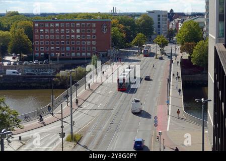 Die sanierungsbedürftigen Wilhelm-Kaisen-Brücke in Bremen, aufgenommen vom Parkhaus Balgebrückstraße bei einer Stadtführung des Vereins StattReisen Bremen Motto: Über den Dächern von Bremen. Das Bauwerk, das bei seiner Einweihung 1960 noch große Weserbrücke genannt wurde, führt über die Weser und verbindet die Innenstadt mit der Bremer Neustadt. Wegen des Sanierungsbedarfs ist sie nur eingeschränkt benutzbar: Lastwagen dürfen sie nur bis zu einem zulässigen Gesamtgewicht von 16 Tonnen befahren, außerdem gilt für sie ein Überholverbot, und Straßenbahnen der Bremer Straßenbahn AG BSAG dürfen die Stockfoto