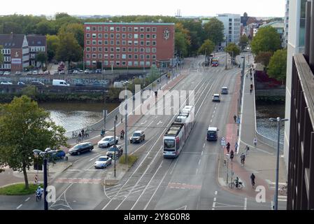 Die sanierungsbedürftigen Wilhelm-Kaisen-Brücke in Bremen, aufgenommen vom Parkhaus Balgebrückstraße bei einer Stadtführung des Vereins StattReisen Bremen Motto: Über den Dächern von Bremen. Das Bauwerk, das bei seiner Einweihung 1960 noch große Weserbrücke genannt wurde, führt über die Weser und verbindet die Innenstadt mit der Bremer Neustadt. Wegen des Sanierungsbedarfs ist sie nur eingeschränkt benutzbar: Lastwagen dürfen sie nur bis zu einem zulässigen Gesamtgewicht von 16 Tonnen befahren, außerdem gilt für sie ein Überholverbot, und Straßenbahnen der Bremer Straßenbahn AG BSAG dürfen die Stockfoto