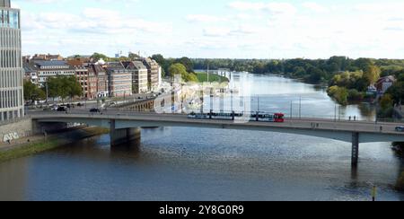 Die sanierungsbedürftige Wilhelm-Kaisen-Brücke in Bremen, aufgenommen vom sogenannten Beluga-Gebäude bei einer Stadtführung des Vereins StattReisen Bremen Motto: Über den Dächern von Bremen. Das Brückenbauwerk, das bei seiner Einweihung 1960 noch große Weserbrücke genannt war, führt über die Weser und verbindet die Innenstadt links mit der Bremer Neustadt. Wegen des Sanierungsbedarfs ist sie nur eingeschränkt benutzbar: Lastwagen dürfen sie nur bis zu einem zulässigen Gesamtgewicht von 16 Tonnen befahren, außerdem gilt für sie ein Überholverbot, und Straßenbahnen der Bremer Straßenbahn AG BS Stockfoto