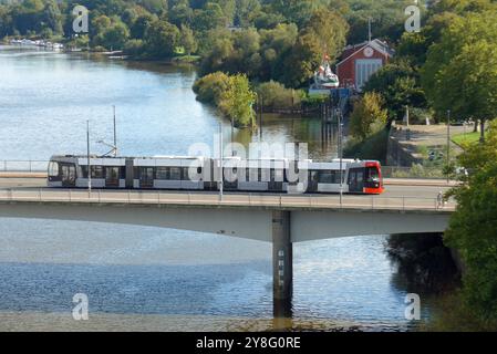 Die sanierungsbedürftige Wilhelm-Kaisen-Brücke in Bremen, aufgenommen vom sogenannten Beluga-Gebäude bei einer Stadtführung des Vereins StattReisen Bremen Motto: Über den Dächern von Bremen. Das Brückenbauwerk, das bei seiner Einweihung 1960 noch große Weserbrücke genannt war, führt über die Weser und verbindet die Innenstadt links mit der Bremer Neustadt. Wegen des Sanierungsbedarfs ist sie nur eingeschränkt benutzbar: Lastwagen dürfen sie nur bis zu einem zulässigen Gesamtgewicht von 16 Tonnen befahren, außerdem gilt für sie ein Überholverbot, und Straßenbahnen der Bremer Straßenbahn AG BS Stockfoto