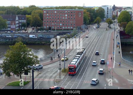 Die sanierungsbedürftigen Wilhelm-Kaisen-Brücke in Bremen, aufgenommen vom Parkhaus Balgebrückstraße bei einer Stadtführung des Vereins StattReisen Bremen Motto: Über den Dächern von Bremen. Das Bauwerk, das bei seiner Einweihung 1960 noch große Weserbrücke genannt wurde, führt über die Weser und verbindet die Innenstadt mit der Bremer Neustadt. Wegen des Sanierungsbedarfs ist sie nur eingeschränkt benutzbar: Lastwagen dürfen sie nur bis zu einem zulässigen Gesamtgewicht von 16 Tonnen befahren, außerdem gilt für sie ein Überholverbot, und Straßenbahnen der Bremer Straßenbahn AG BSAG dürfen die Stockfoto