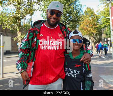 Fans kommen vor dem Premier League-Spiel Arsenal gegen Southampton im Emirates Stadium, London, Großbritannien, ins Emirates Stadium. Oktober 2024. (Foto: Izzy Poles/News Images) in London, Großbritannien am 10.5.2024. (Foto: Izzy Poles/News Images/SIPA USA) Credit: SIPA USA/Alamy Live News Stockfoto