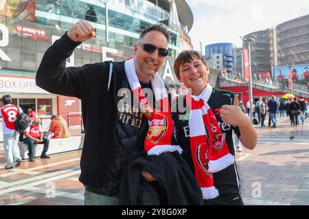 Fans kommen vor dem Premier League-Spiel Arsenal gegen Southampton im Emirates Stadium, London, Großbritannien, ins Emirates Stadium. Oktober 2024. (Foto: Izzy Poles/News Images) in London, Großbritannien am 10.5.2024. (Foto: Izzy Poles/News Images/SIPA USA) Credit: SIPA USA/Alamy Live News Stockfoto