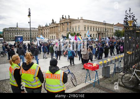 Berlin, Deutschland. Oktober 2024. Vor der Humboldt-Universität findet eine pro-israelische Demonstration zum ersten Jahrestag des Angriffs der Hamas auf Israel statt. Quelle: Jörg Carstensen/dpa/Alamy Live News Stockfoto