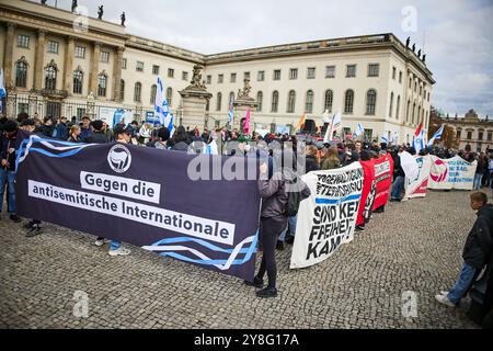 Berlin, Deutschland. Oktober 2024. Vor der Humboldt-Universität findet eine pro-israelische Demonstration zum ersten Jahrestag des Angriffs der Hamas auf Israel statt. Quelle: Jörg Carstensen/dpa/Alamy Live News Stockfoto