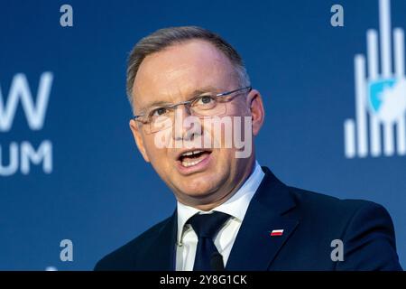 Warschau, Polen. Oktober 2024. Polens Präsident Andrzej Duda spricht während des Warschauer Sicherheitsforums 2024 in Warschau. Das Warschauer Sicherheitsforum 2024 mit dem Titel "Sicherheit gewährleisten, Herausforderungen bewältigen " feiert den 25. Jahrestag des Beitritts Polens zur NATO. (Credit Image: © Marek Antoni Iwanczuk/SOPA Images via ZUMA Press Wire) NUR REDAKTIONELLE VERWENDUNG! Nicht für kommerzielle ZWECKE! Stockfoto