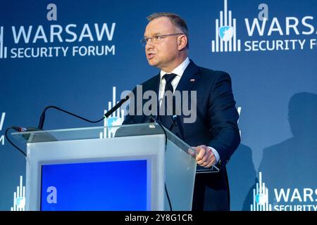 Warschau, Polen. Oktober 2024. Polens Präsident Andrzej Duda spricht während des Warschauer Sicherheitsforums 2024 in Warschau. Das Warschauer Sicherheitsforum 2024 mit dem Titel "Sicherheit gewährleisten, Herausforderungen bewältigen " feiert den 25. Jahrestag des Beitritts Polens zur NATO. (Credit Image: © Marek Antoni Iwanczuk/SOPA Images via ZUMA Press Wire) NUR REDAKTIONELLE VERWENDUNG! Nicht für kommerzielle ZWECKE! Stockfoto