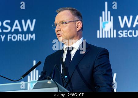 Warschau, Polen. Oktober 2024. Polens Präsident Andrzej Duda spricht während des Warschauer Sicherheitsforums 2024 in Warschau. Das Warschauer Sicherheitsforum 2024 mit dem Titel "Sicherheit gewährleisten, Herausforderungen bewältigen " feiert den 25. Jahrestag des Beitritts Polens zur NATO. (Credit Image: © Marek Antoni Iwanczuk/SOPA Images via ZUMA Press Wire) NUR REDAKTIONELLE VERWENDUNG! Nicht für kommerzielle ZWECKE! Stockfoto