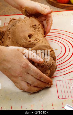 Frauen machen Teig für Lebkuchenkekse Stockfoto