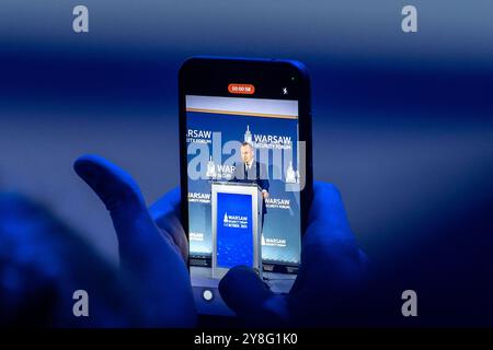 Warschau, Polen. Oktober 2024. Jemand nimmt Andrzej Dudas Rede mit einem Telefon auf. Das Warschauer Sicherheitsforum 2024 mit dem Titel "Sicherheit gewährleisten, Herausforderungen bewältigen " feiert den 25. Jahrestag des Beitritts Polens zur NATO. (Credit Image: © Marek Antoni Iwanczuk/SOPA Images via ZUMA Press Wire) NUR REDAKTIONELLE VERWENDUNG! Nicht für kommerzielle ZWECKE! Stockfoto