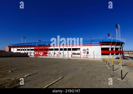 Parkplatz neben dem städtischen Fußballstadion Estadio im Stadtteil Villa Ingenio, der von der immer einsatzbereiten Fußballmannschaft El Alto, Bolivien, genutzt wird Stockfoto