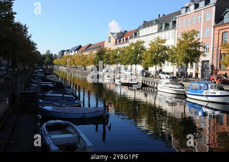 Kopenhagen/Dänemark/05 Oktober 2024/Christianshavn-Kanal am amager isalnd christen in der dänischen Hauptstadt Kopenhagen. (Foto. Francis Joseph Dean/Dean Pictures) (nicht für kommerzielle Zwecke) Stockfoto