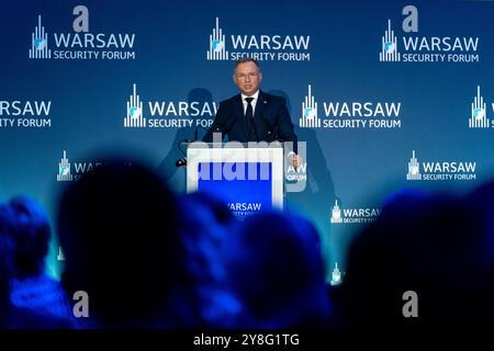 Warschau, Polen. Oktober 2024. Polens Präsident Andrzej Duda spricht während des Warschauer Sicherheitsforums 2024 in Warschau. Das Warschauer Sicherheitsforum 2024 mit dem Titel "Sicherheit gewährleisten, Herausforderungen bewältigen " feiert den 25. Jahrestag des Beitritts Polens zur NATO. (Credit Image: © Marek Antoni Iwanczuk/SOPA Images via ZUMA Press Wire) NUR REDAKTIONELLE VERWENDUNG! Nicht für kommerzielle ZWECKE! Stockfoto