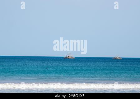 Großer blauer Ozean und klarer Himmel. Perfekter Meerblick. Stockfoto