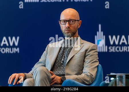 Warschau, Polen. Oktober 2024. Der ehemalige Premierminister der Ukraine und Vorsitzende des Kiewer Sicherheitsforums Arseniy Yatsenyuk blickt auf das Warschauer Sicherheitsforum 2024 im Warschauer Sicherheitsforum 2024 mit dem Titel "Sicherheit gewährleisten, auf Herausforderungen reagieren ", der 25. Jahrestag des Beitritts Polens zur NATO. (Credit Image: © Marek Antoni Iwanczuk/SOPA Images via ZUMA Press Wire) NUR REDAKTIONELLE VERWENDUNG! Nicht für kommerzielle ZWECKE! Stockfoto