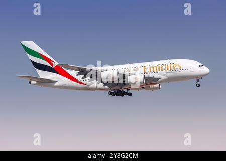 Dubai, Vereinigte Arabische Emirate - 16. Februar 2024: Emirates Airbus A380-800 am Flughafen Dubai (DXB) in den Vereinigten Arabischen Emiraten. Stockfoto