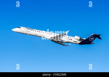 München - 6. Februar 2024: Lufthansa Bombardier CRJ-900 am Flughafen München (MUC). Stockfoto