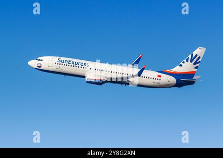 München - 6. Februar 2024: SunExpress Boeing 737-800 am Flughafen München (MUC). Stockfoto