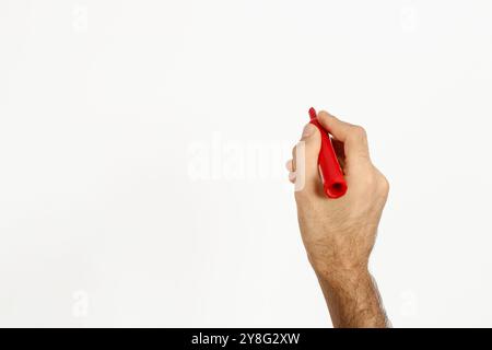 Ein Mann, der mit rotem Farbmarker auf weiß schreibt. Leerzeichen für Text. Stockfoto