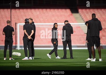 Emirates Stadium, London, Großbritannien. Oktober 2024. Premier League Football, Arsenal gegen Southampton; Spieler aus Southampton inspizieren das Feld vor dem Spiel Credit: Action Plus Sports/Alamy Live News Stockfoto