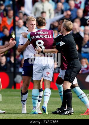 Zwischen Josh Brownhill in Burnley und Ali McCann in Preston North End während des Sky Bet Championship-Spiels in Turf Moor, Burnley, herrscht ein Temperament. Bilddatum: Samstag, 5. Oktober 2024. Stockfoto