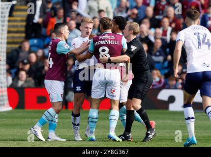 Zwischen Josh Brownhill in Burnley und Ali McCann in Preston North End während des Sky Bet Championship-Spiels in Turf Moor, Burnley, herrscht ein Temperament. Bilddatum: Samstag, 5. Oktober 2024. Stockfoto