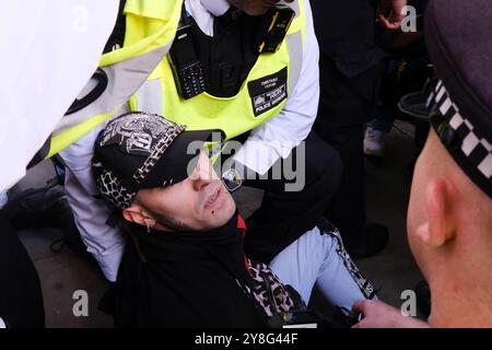 Aldwych, London, Großbritannien. Oktober 2024. Der Marsch für Palästina durch London, kurz vor dem 1. Jahrestag des Angriffs auf das Nova Music Festival am 7. Oktober 2023. Quelle: Matthew Chattle/Alamy Live News Stockfoto
