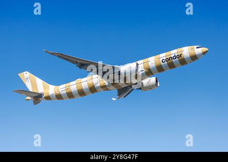 Frankfurt, Deutschland - 14. Mai 2024: Flugzeug des Condor Airbus A330-900 am Flughafen Frankfurt (FRA). Stockfoto