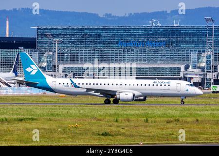 Frankfurt, Deutschland - 14. Mai 2024: Air Dolomiti Embraer ERJ 195 Flugzeug am Flughafen Frankfurt (FRA) in Deutschland. Stockfoto